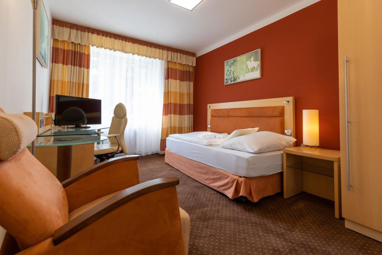 Active & Wellness Hotel Subterra Ostrov  Exterior photo